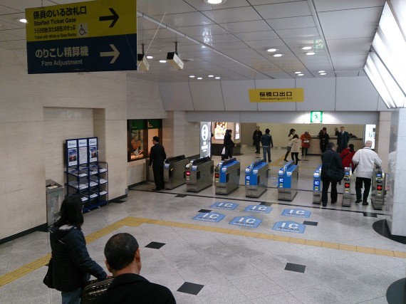 Jr大阪駅より地上アクセス 写真でたどる大阪支店までの道順２ 風の旅行社