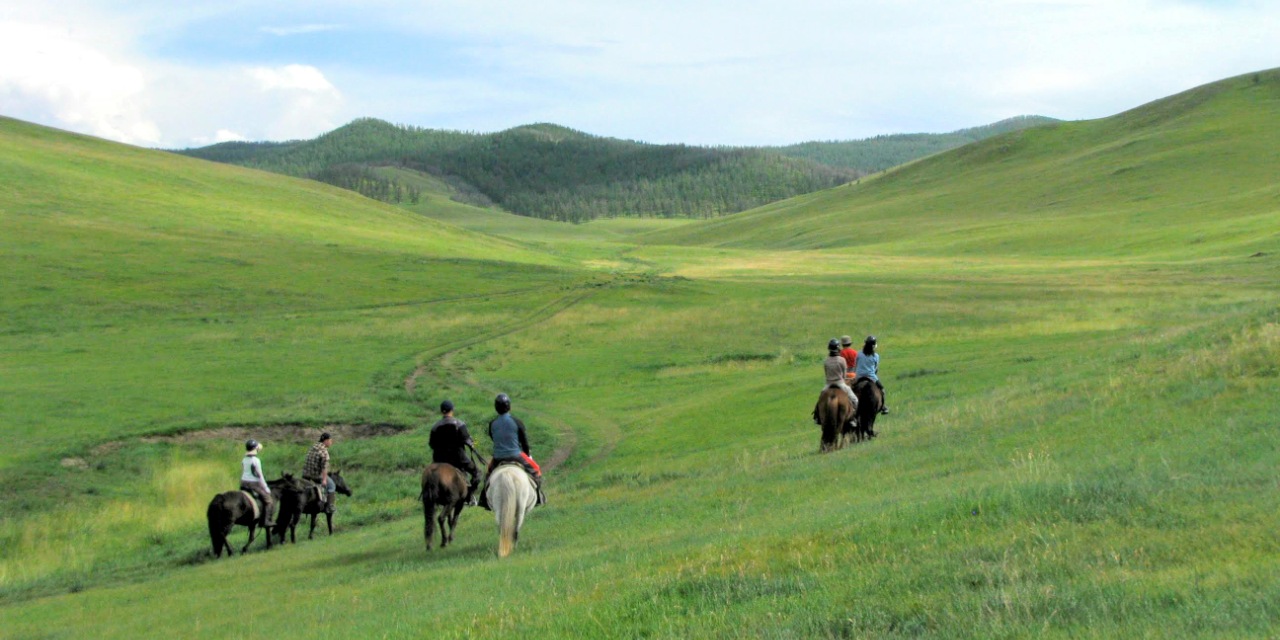 花と温泉 そらのいえに泊まる草原乗馬８日間 モンゴル 風の旅行社