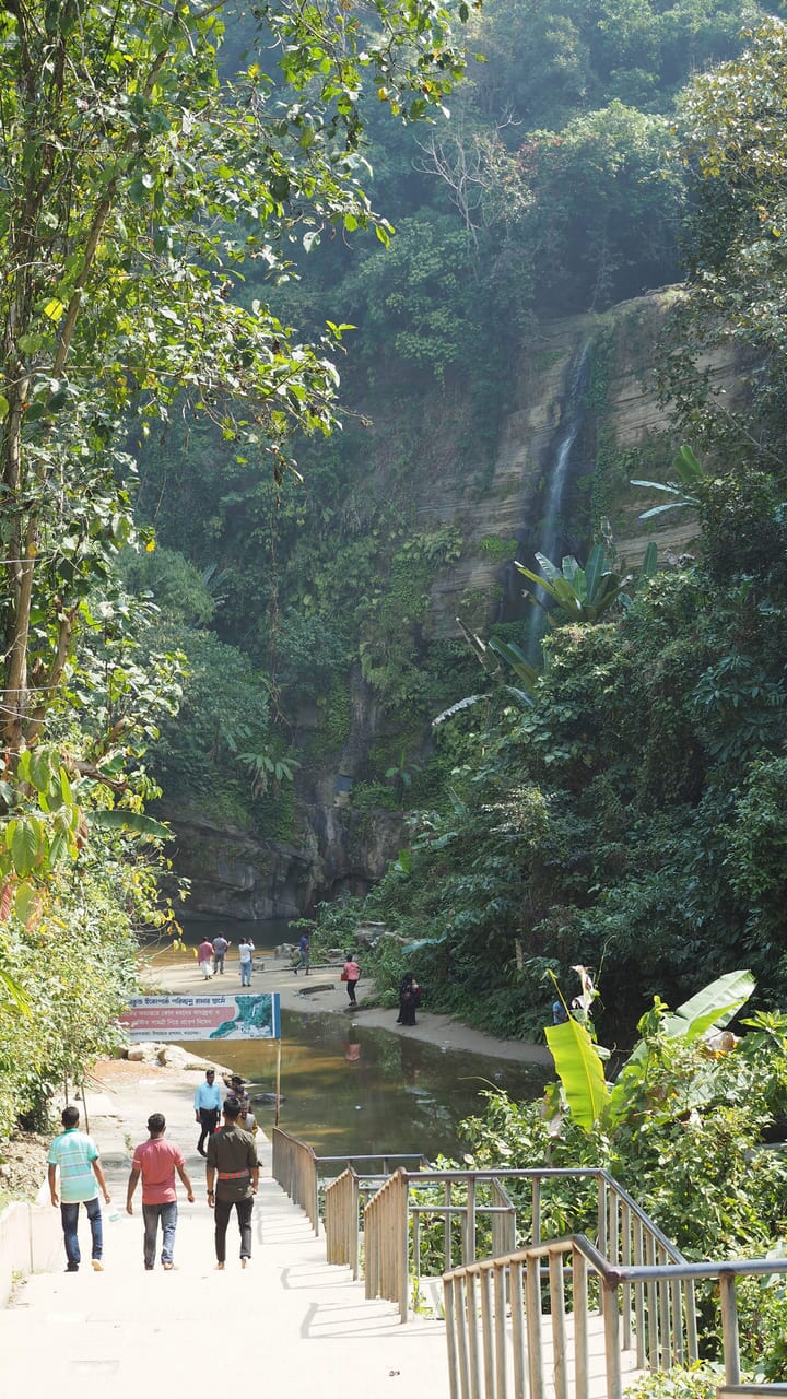 乾季のマドブクンドの滝。雨季は水量が増える