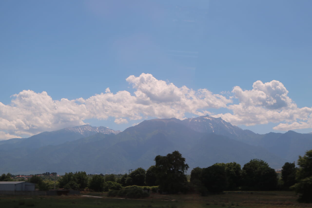 車窓から望むオリンポス山（遠景）