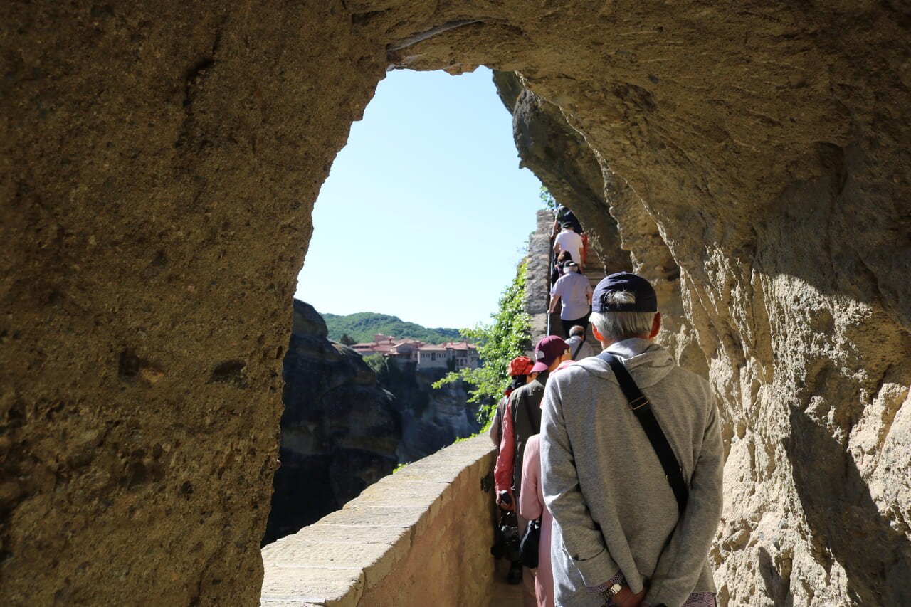 観光客は岩山をくり抜いた参道を登っていきます