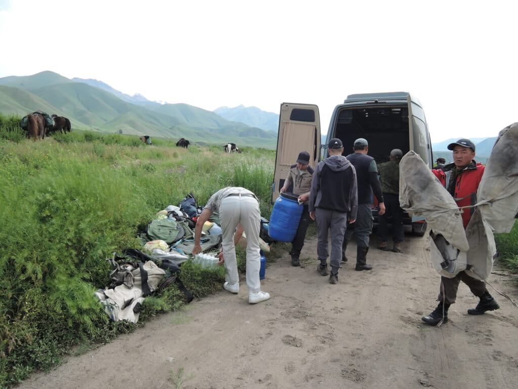 まずは車から荷物を降ろします