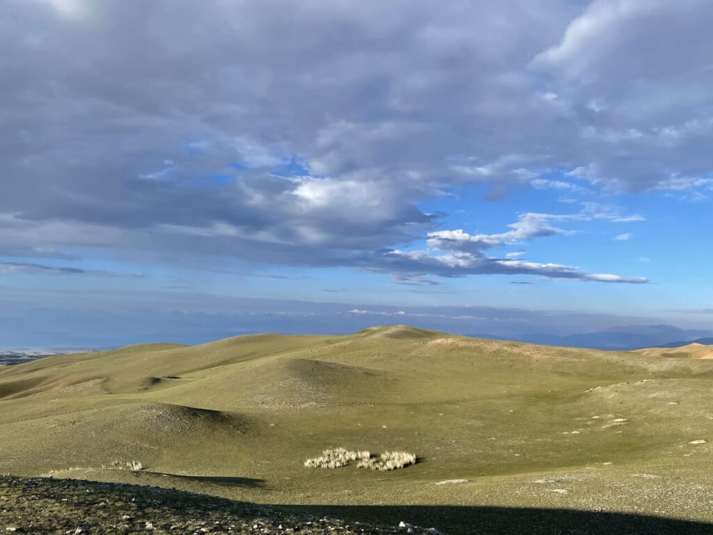 2泊目のキャンプ地から少し丘を登ると天山山脈とイシククル湖が眼下に！