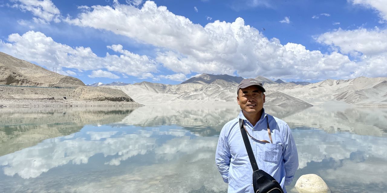 ブロンクリ湖に映る白い砂がまぶしい白沙山