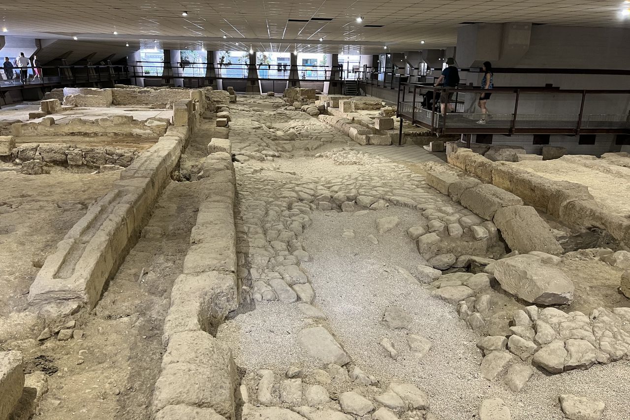 町の建築物の地下から発掘された当時のアッピア街道@ブリンデッシ