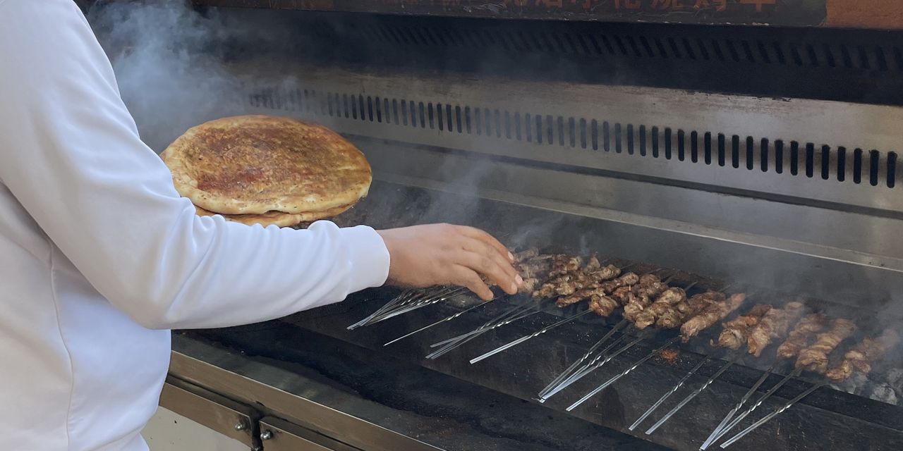 カワップ（串焼き肉）はウイグル料理ではずせない一品