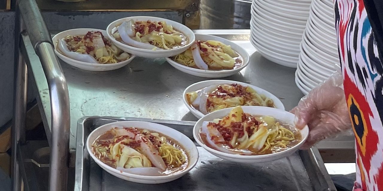 黄面（麺）焼き肉！　この冷麺とカワップがセットででてくるこの店の人気メニュー