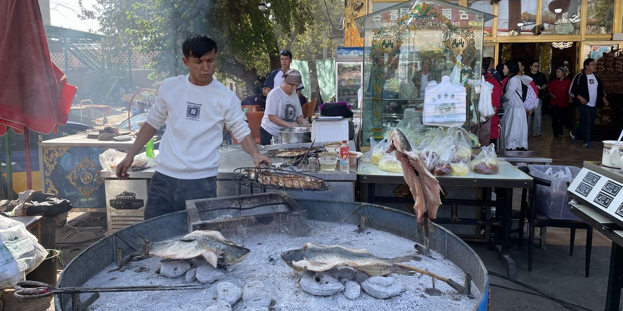 荒涼とした新疆で焼き魚？意外にも近所のダムで養殖の魚が人気だそうです