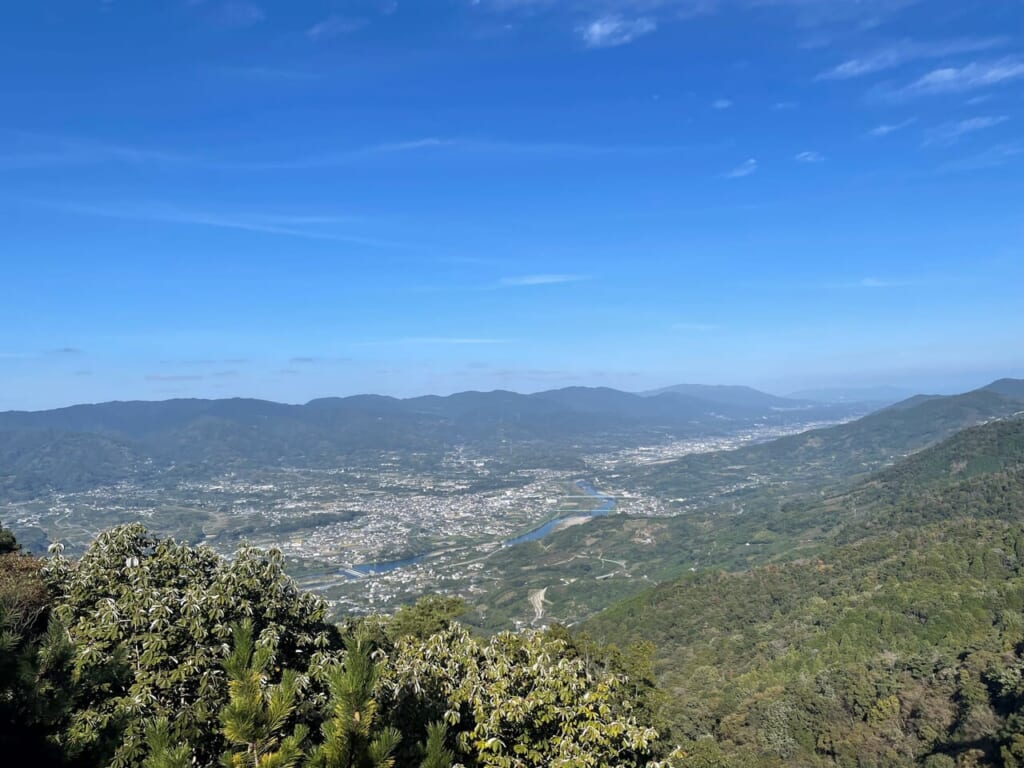 頂上近くの明神岩から見た紀ノ川周辺の展望