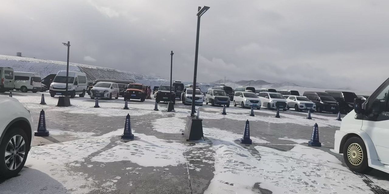 カラクリ湖手前の駐車場（10月末での降雪）