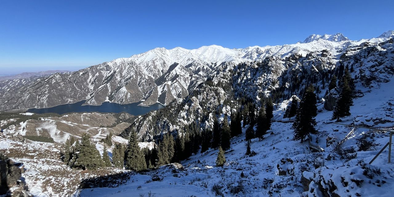 馬牙山から、例年より早い積雪の天池を見下ろす（10月20日ごろ）