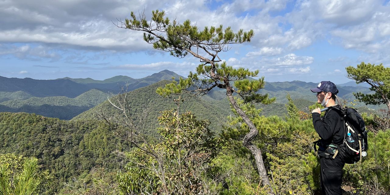 展望ポイントで、このあたりの山の特徴を説明する田中宙先生