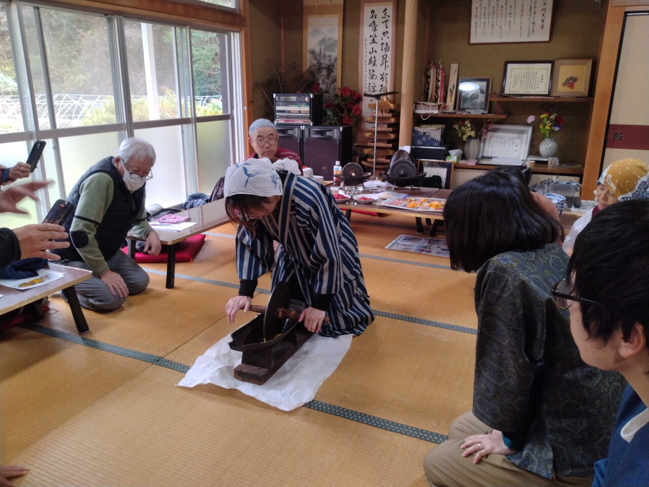 唐辛子や福来ミカンの皮を薬研ですり潰しています 西先生がお手本を見せてくださいました