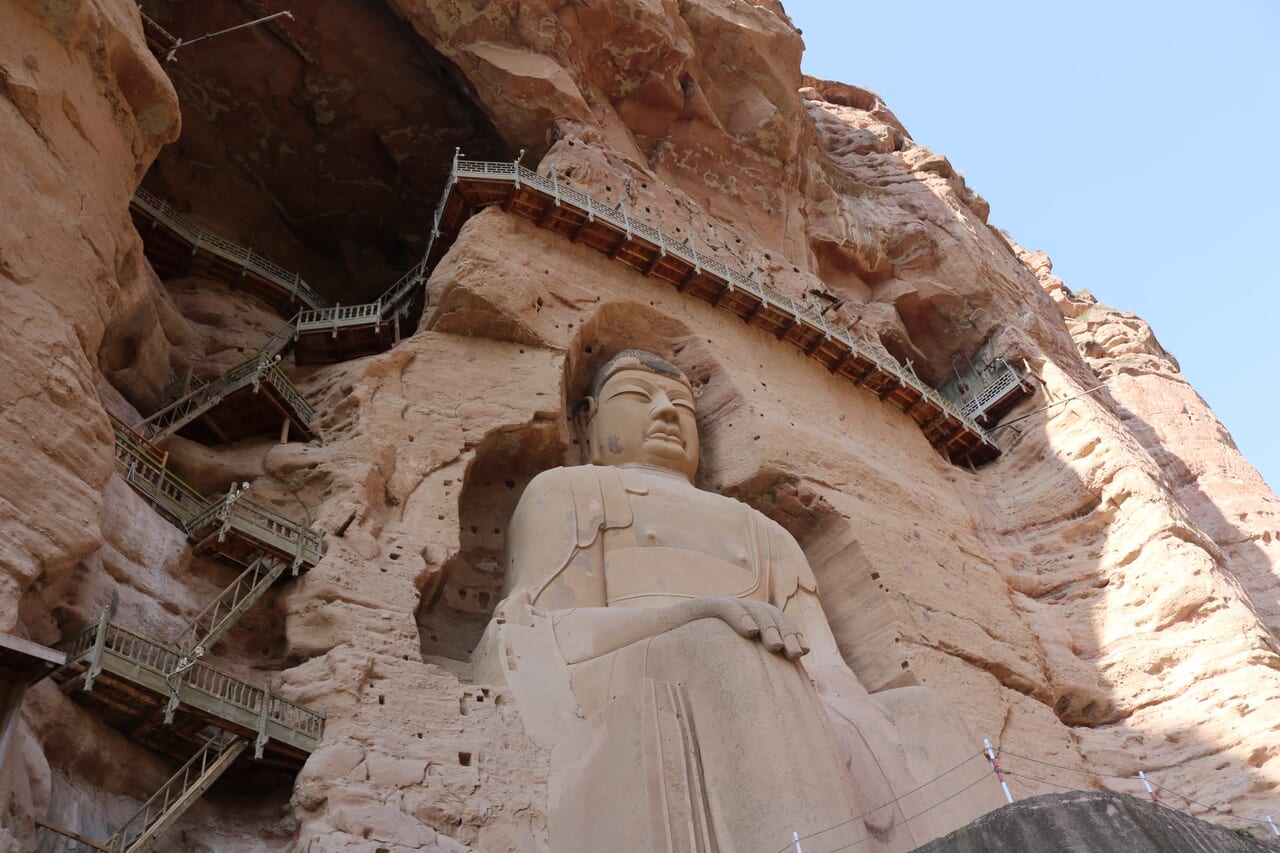 炳霊寺を象徴する大仏。この仏様の頭のところにある石窟に最も古い塑像などが収められており必見です。