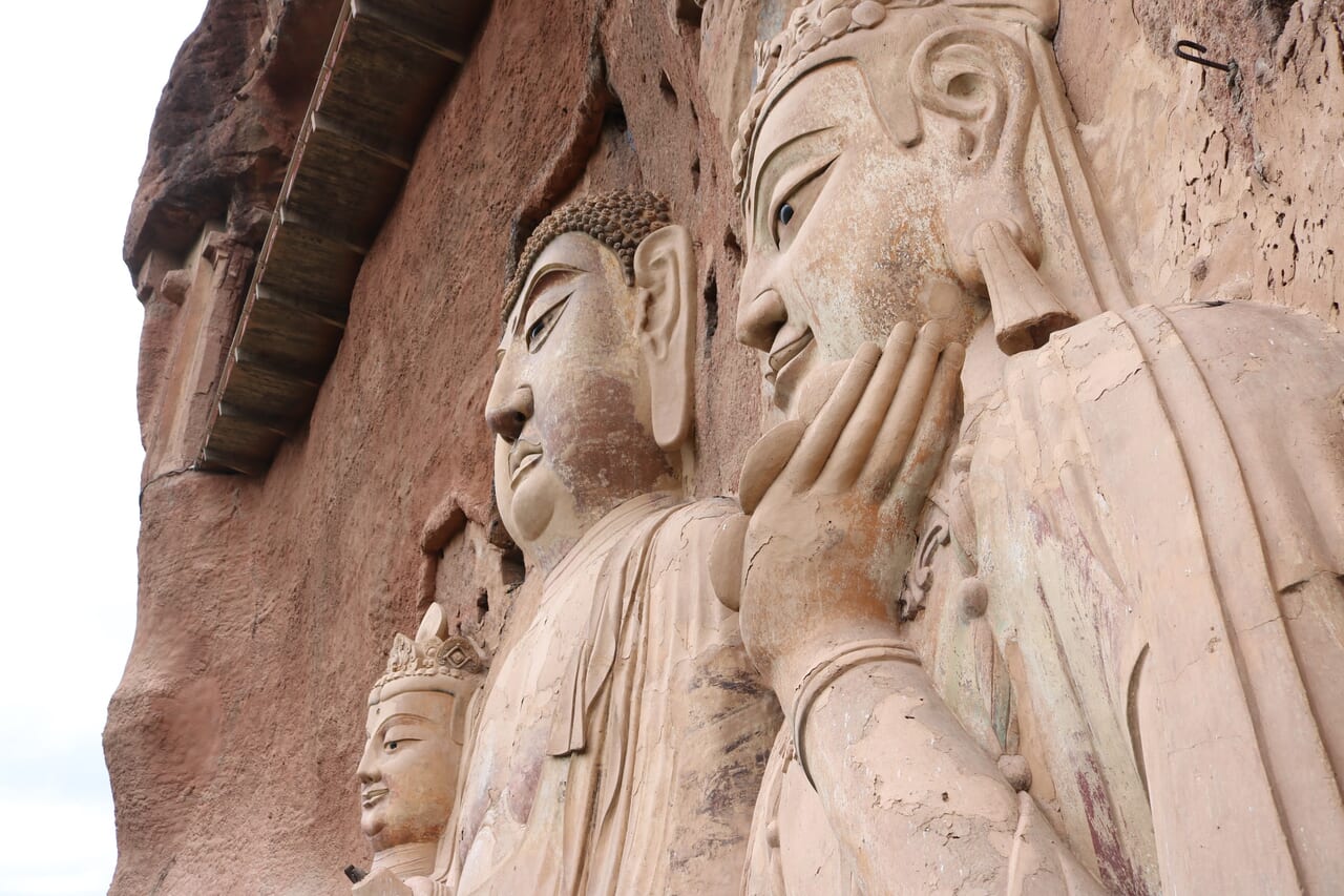 麦積山東崖大仏（13窟）下から拝むより横から拝みたくなるご尊顔です、隋代のものと言われるが・・