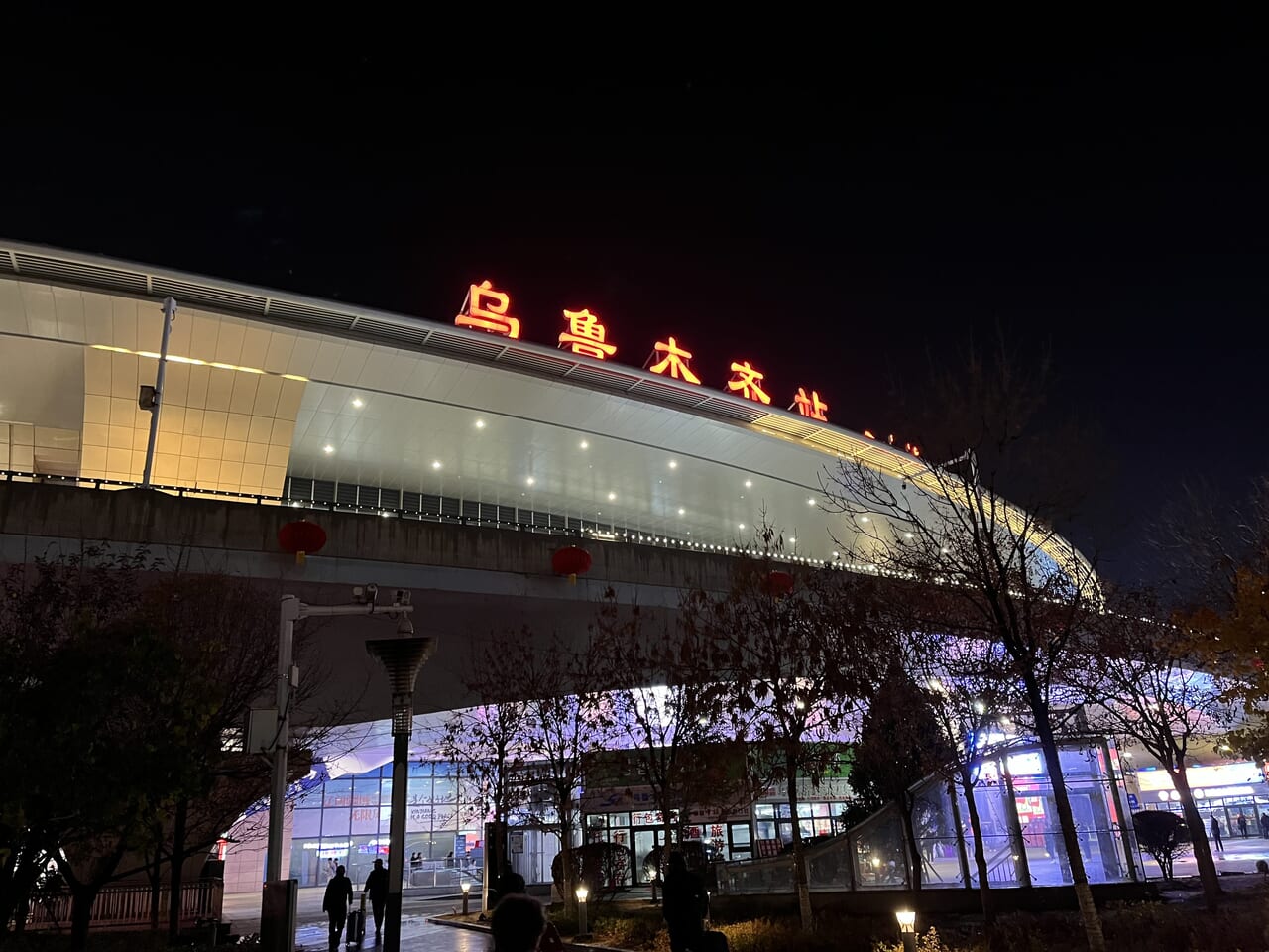 構内の案内板にアラビア文字が出てきたウルムチ駅