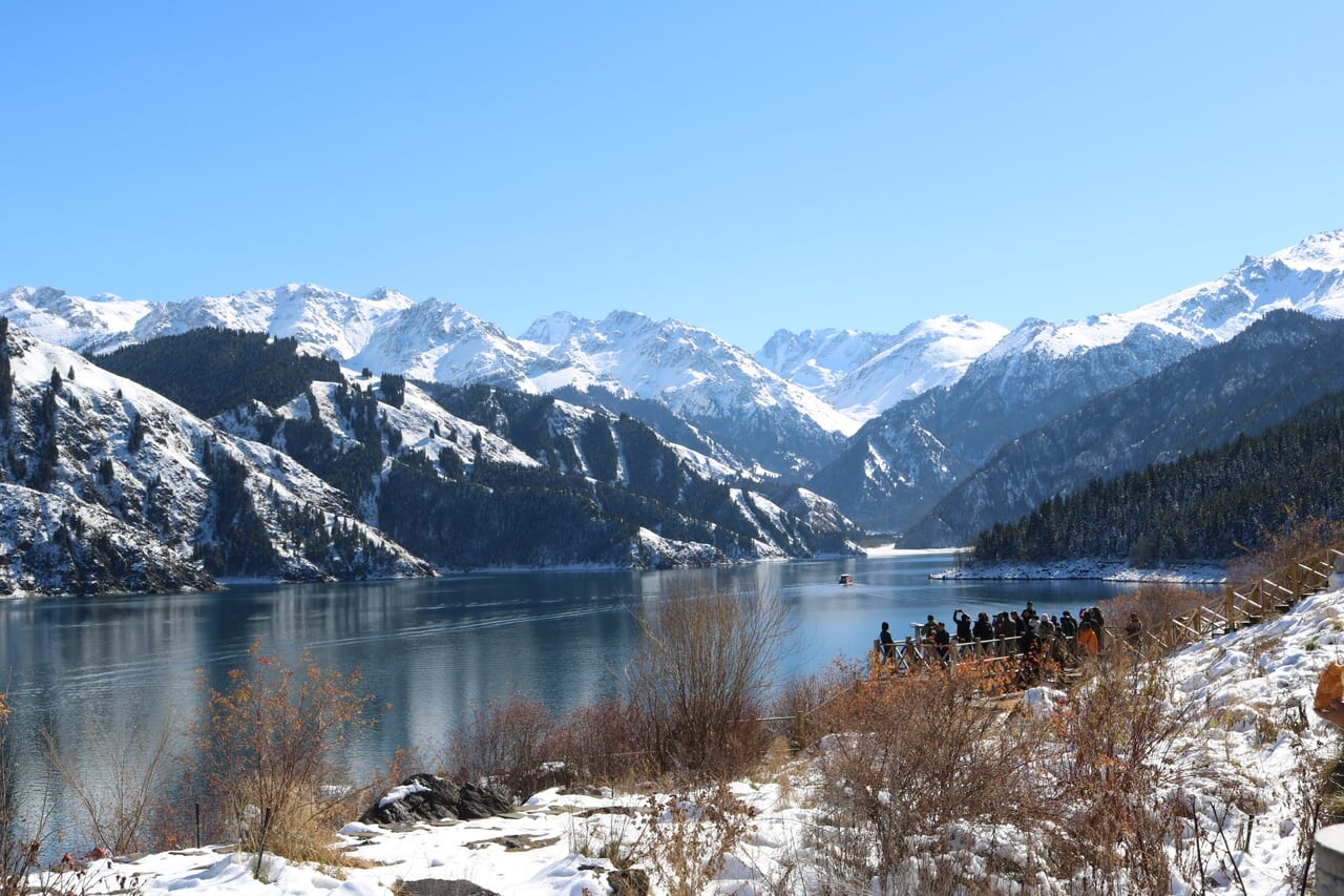 初冠雪？の天池、緑の森の中の湖をイメージしていたのでとても感激しました