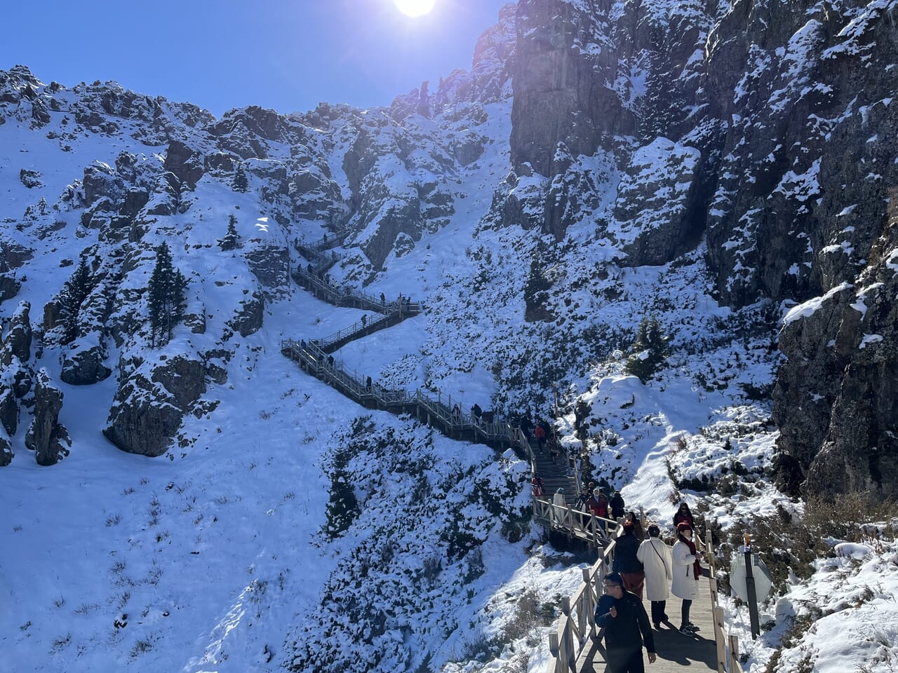 馬牙山ロープウェイ山頂駅から山頂へ続く木の階段