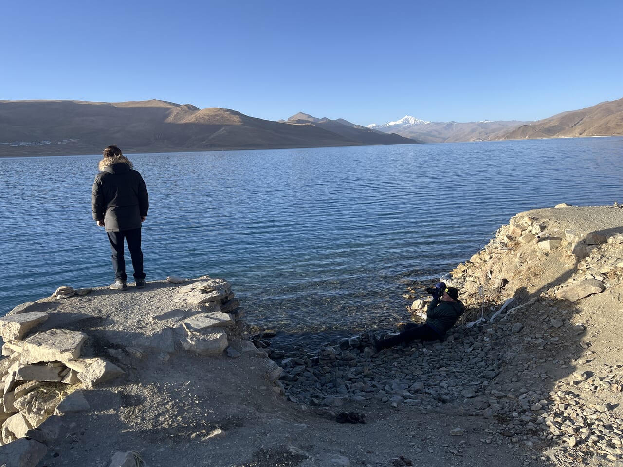 ヤムドクの湖畔からのノジンカンツァン峰