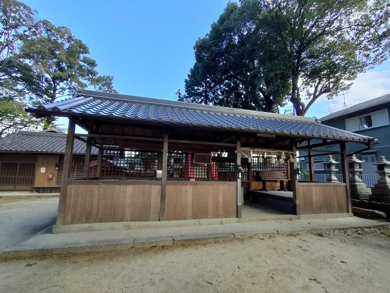 雲甘寺坐楢本神社拝殿。単に『楢本神社』とも呼ばれる