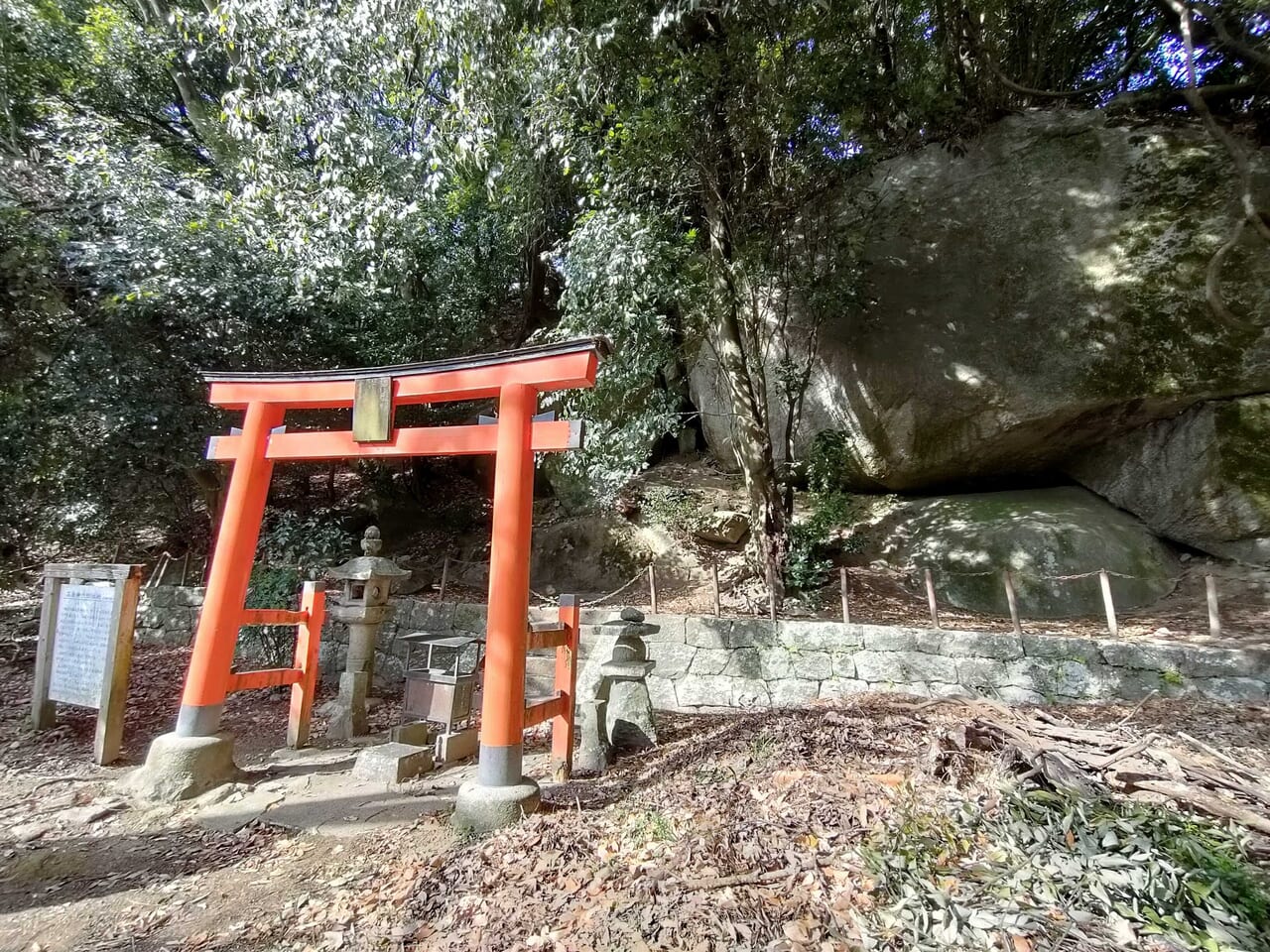 石床神社旧社地の鳥居と巨大な陰石