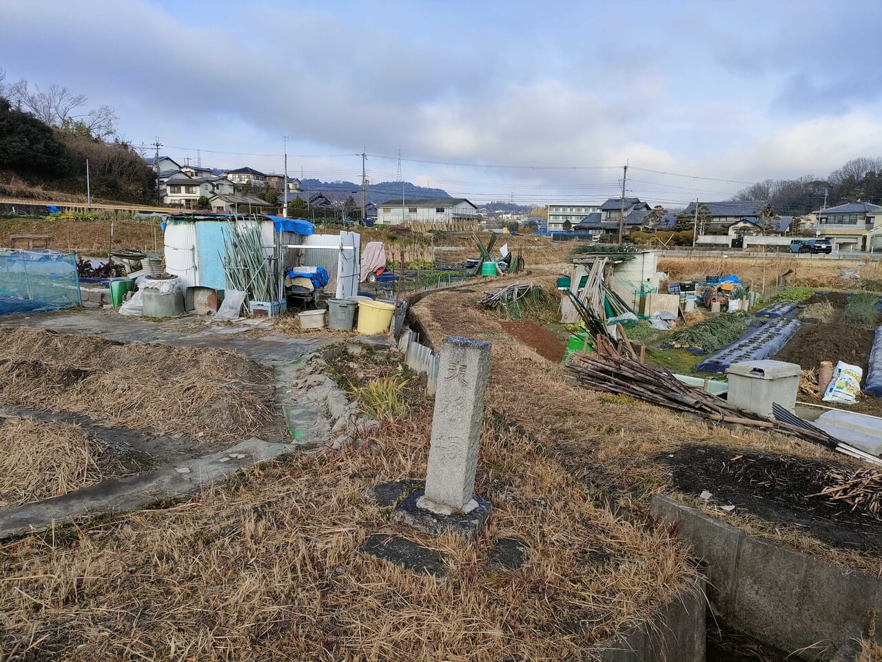 夫婦塚の碑（御炊屋姫の塚伝承地）