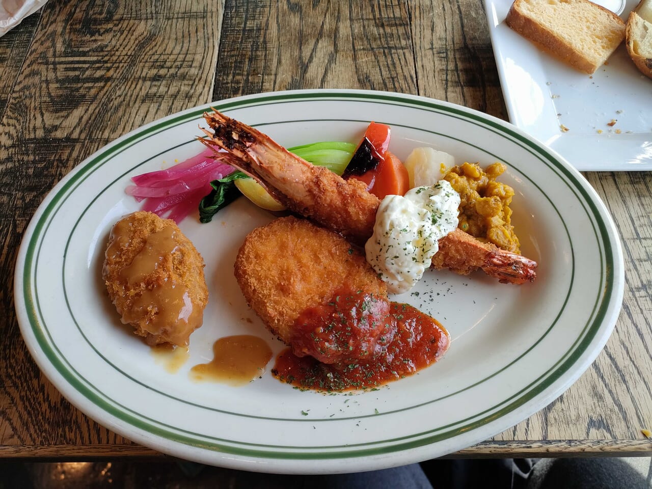 パン屋さんのレストランが提供するランチ(イメージ)